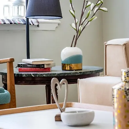 Helios Lovely - Cozy Town Retreat Apartment